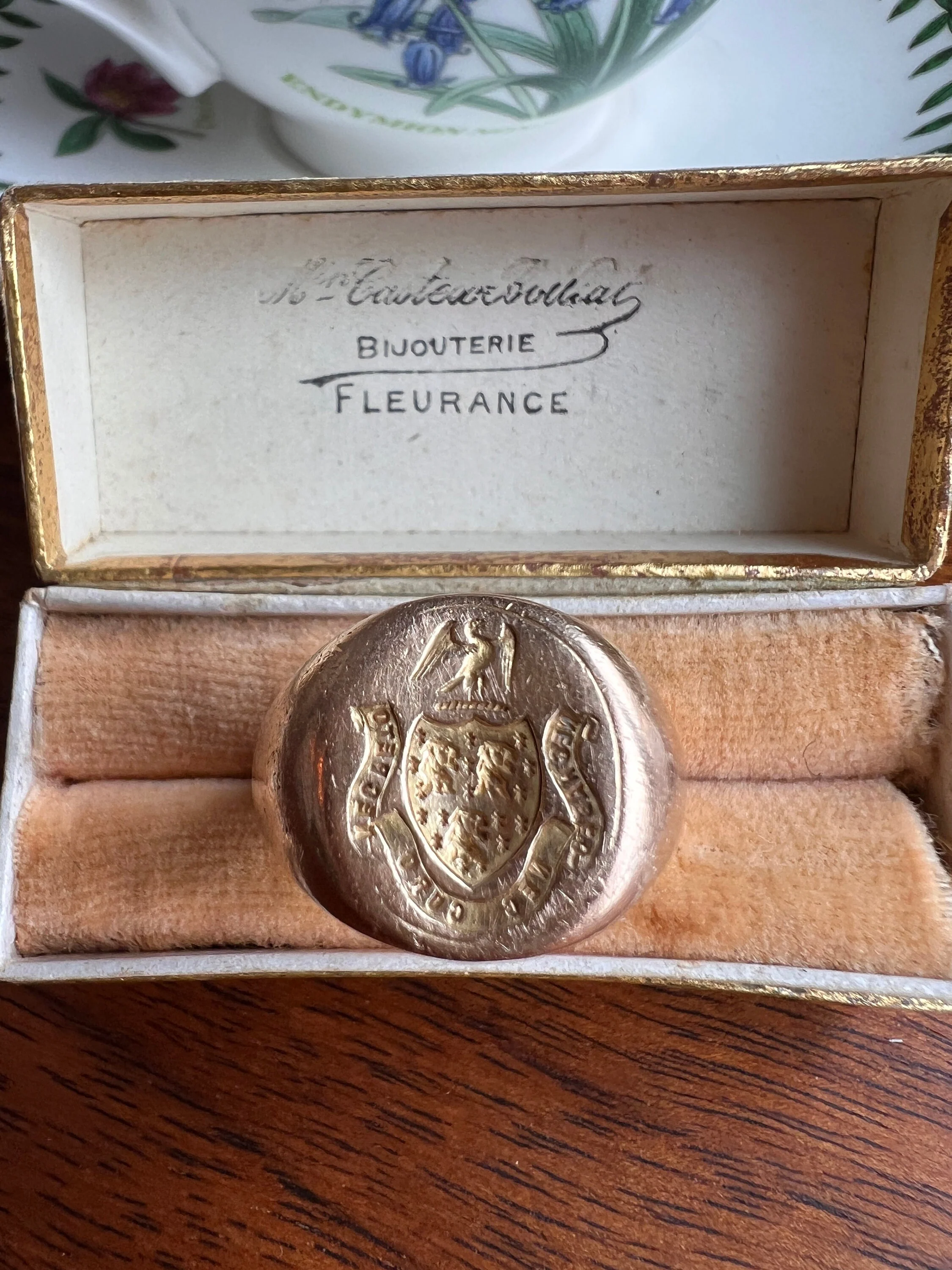 The " I DON'T CARE " Signet Ring French Antique HEAVY 19g 18k Gold Solid Shield Eagle Lion Fleur De Lis Chunky Unisex - Image 4