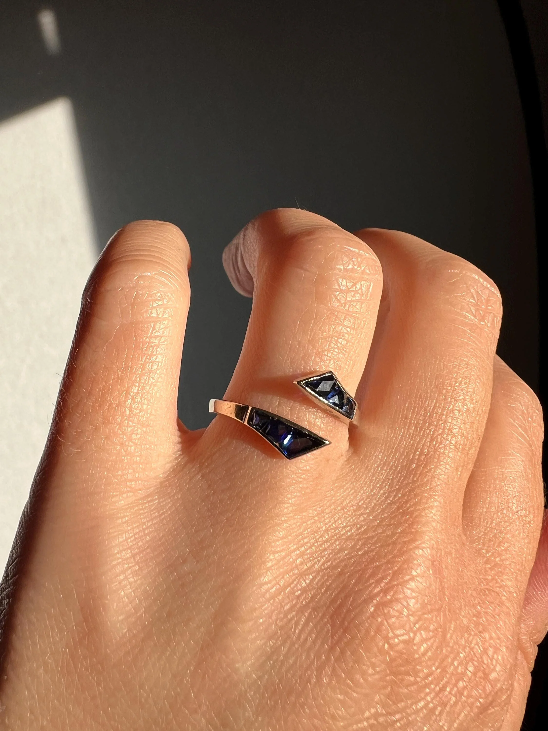 UNIQUE Blue SAPPHIRE Lozenge Trapezoid Cut French Vintage to Art Deco Bypass Ring Stacker 18k White Gold - Image 2