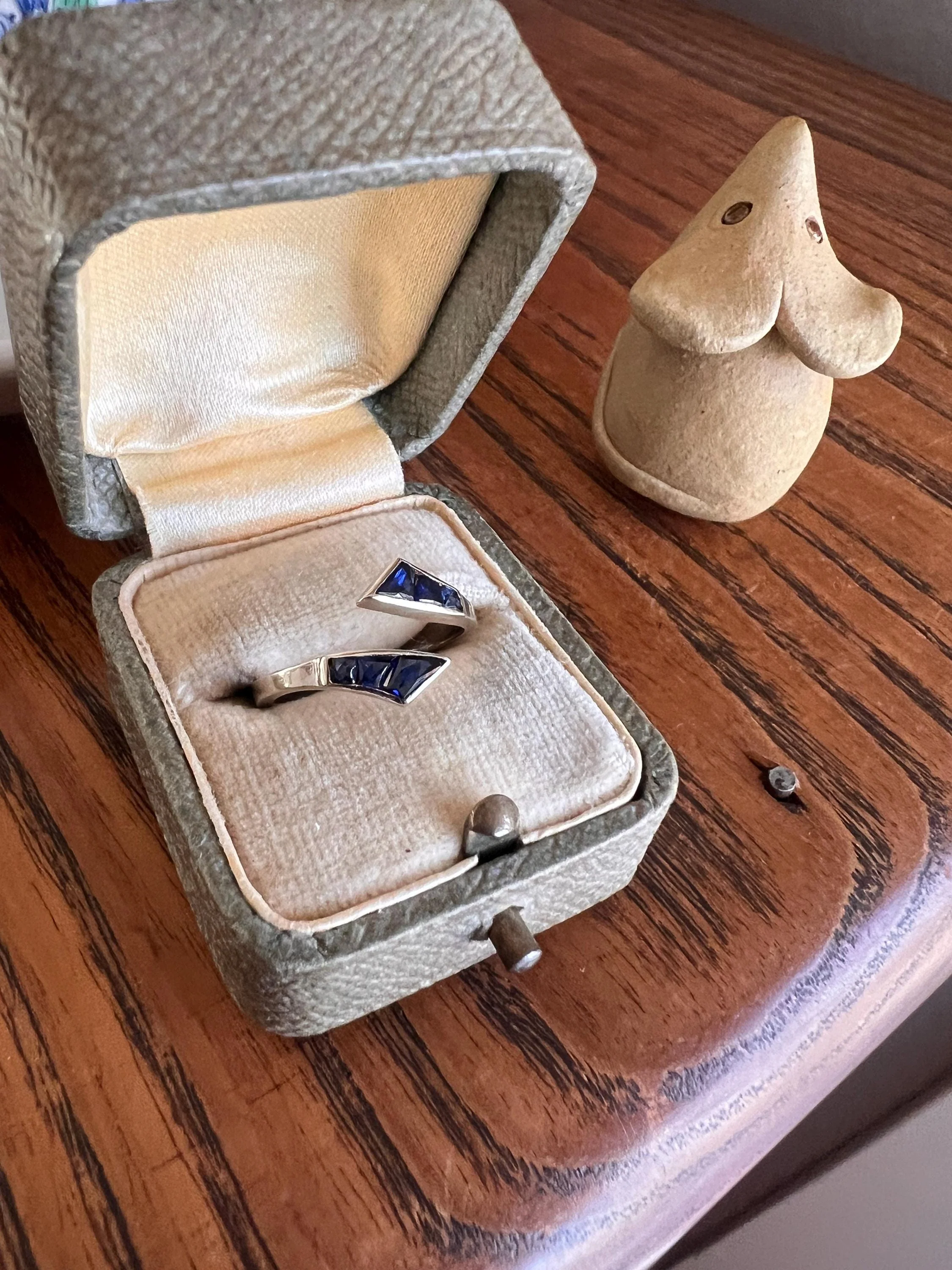 UNIQUE Blue SAPPHIRE Lozenge Trapezoid Cut French Vintage to Art Deco Bypass Ring Stacker 18k White Gold - Image 3