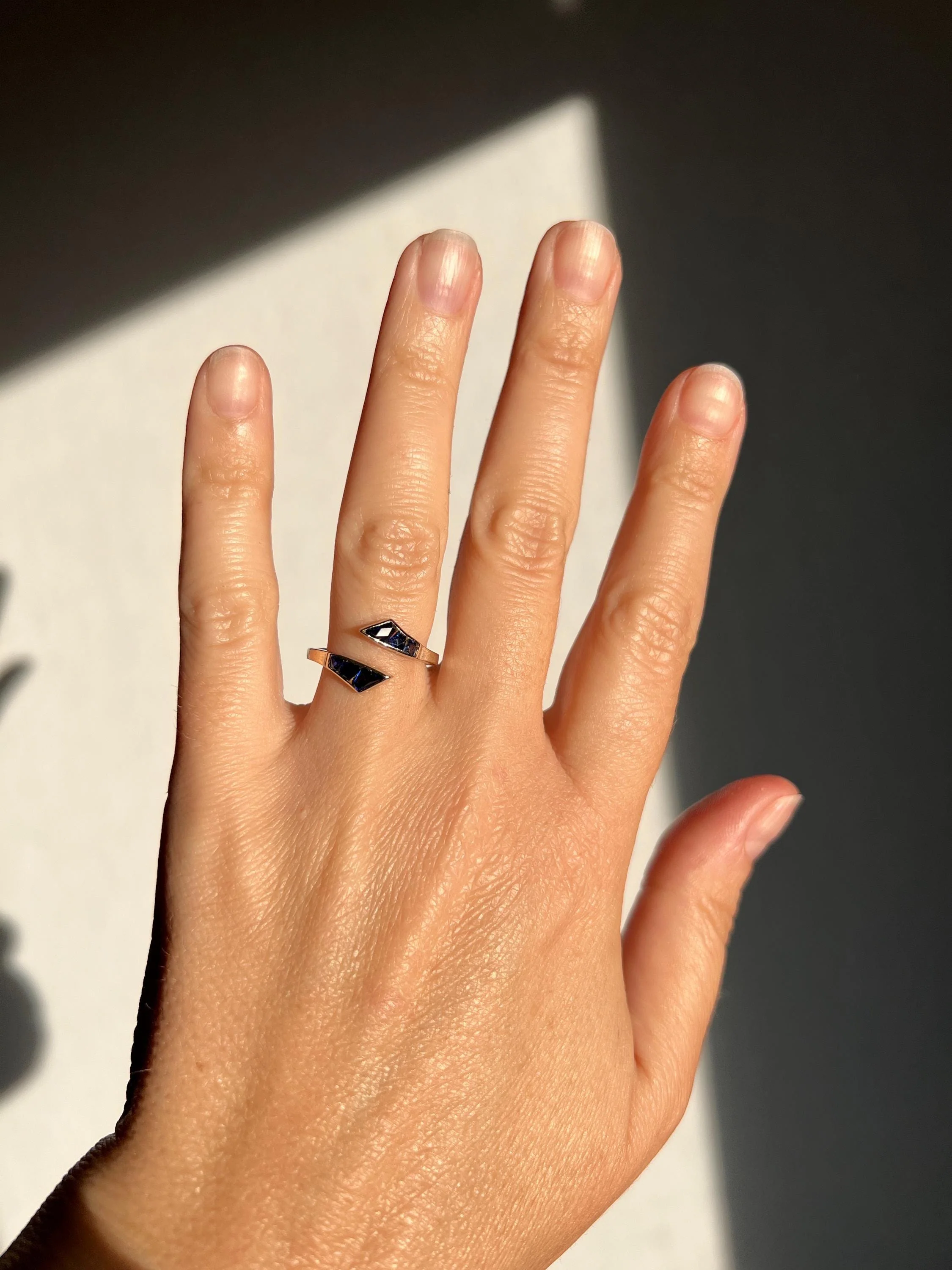 UNIQUE Blue SAPPHIRE Lozenge Trapezoid Cut French Vintage to Art Deco Bypass Ring Stacker 18k White Gold - Image 4