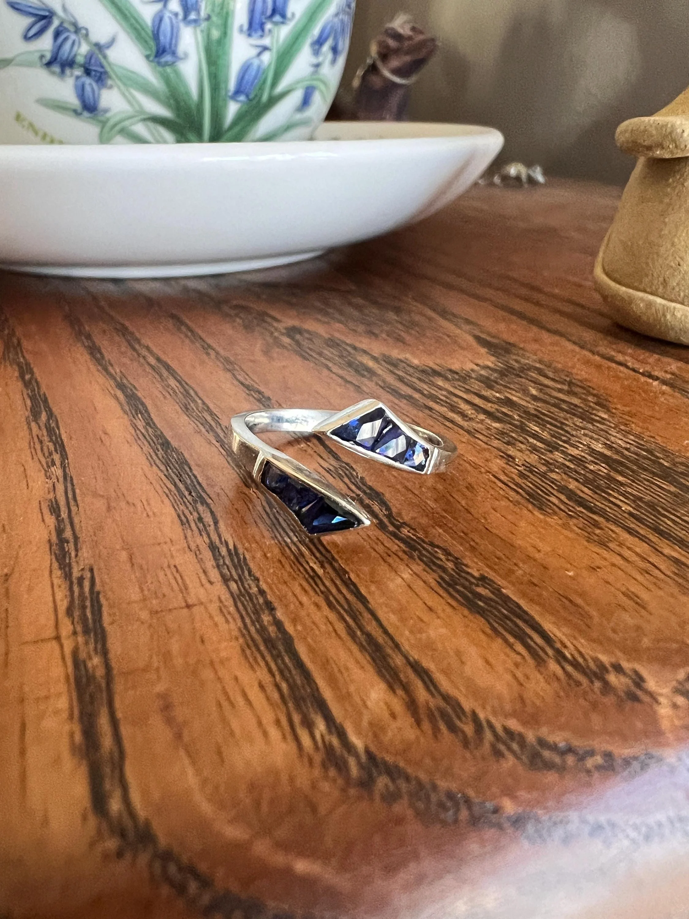 UNIQUE Blue SAPPHIRE Lozenge Trapezoid Cut French Vintage to Art Deco Bypass Ring Stacker 18k White Gold - Image 5
