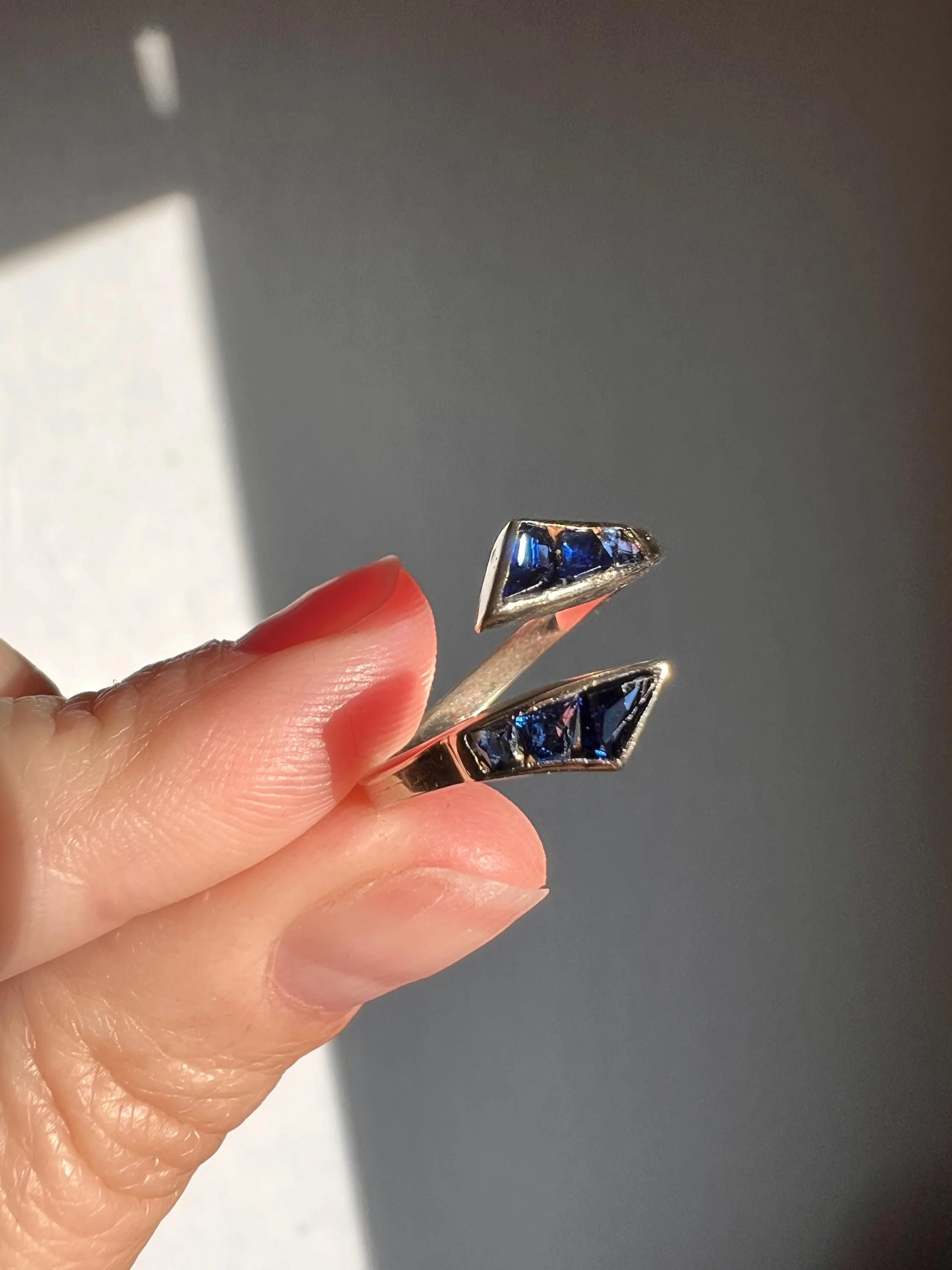 UNIQUE Blue SAPPHIRE Lozenge Trapezoid Cut French Vintage to Art Deco Bypass Ring Stacker 18k White Gold - Image 6