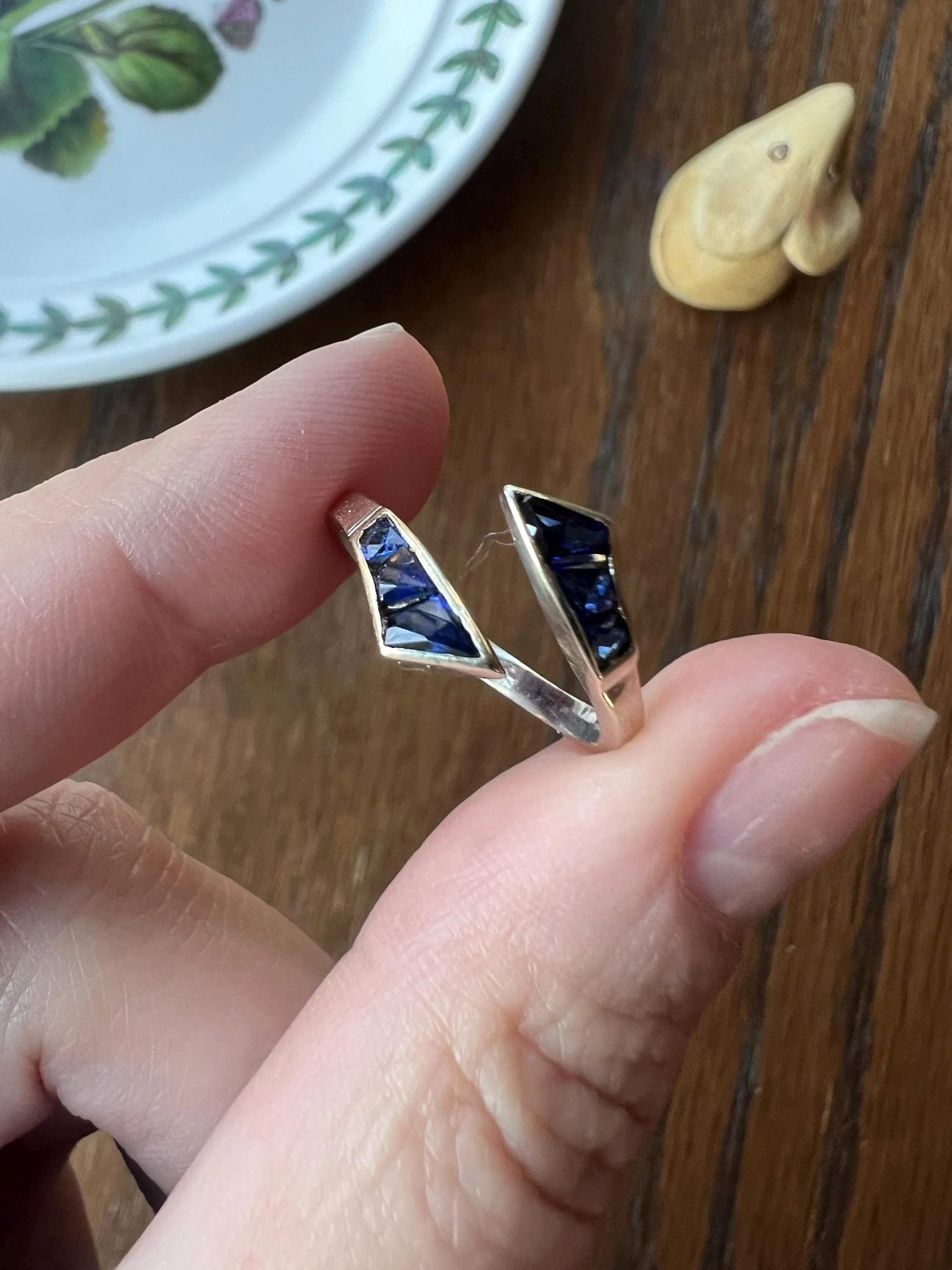 UNIQUE Blue SAPPHIRE Lozenge Trapezoid Cut French Vintage to Art Deco Bypass Ring Stacker 18k White Gold - Image 7