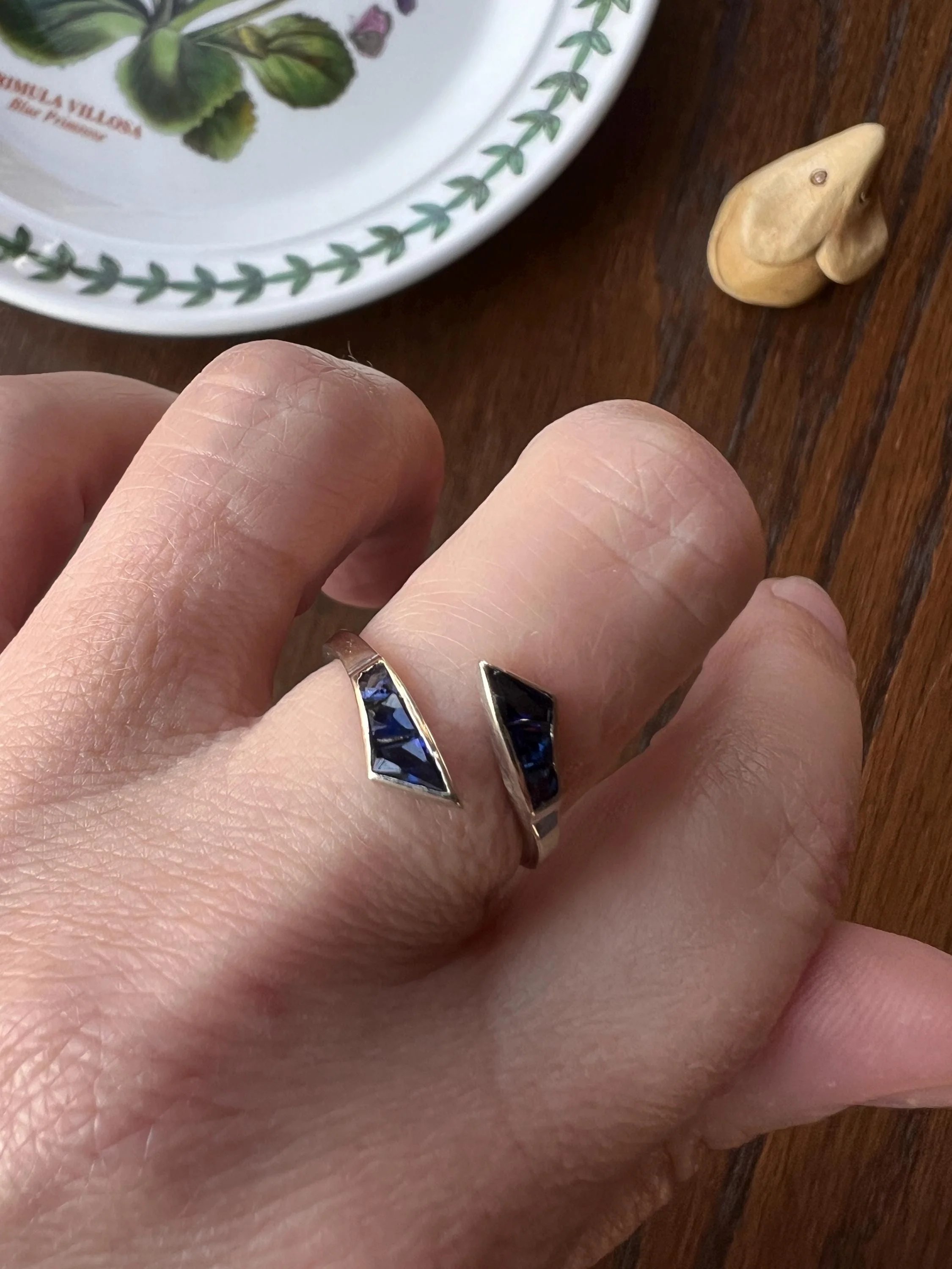 UNIQUE Blue SAPPHIRE Lozenge Trapezoid Cut French Vintage to Art Deco Bypass Ring Stacker 18k White Gold - Image 8
