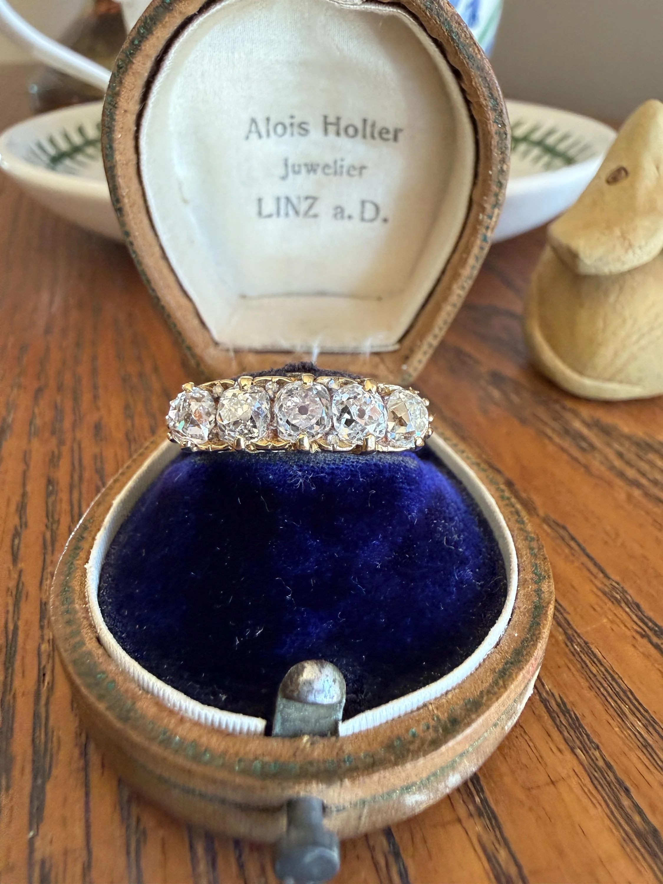 Victorian 2.25 Carats Antique Old Mine Cut Diamond Five Stone Ring 18k Gold Chunky Scrolled Ornate Band - Image 4