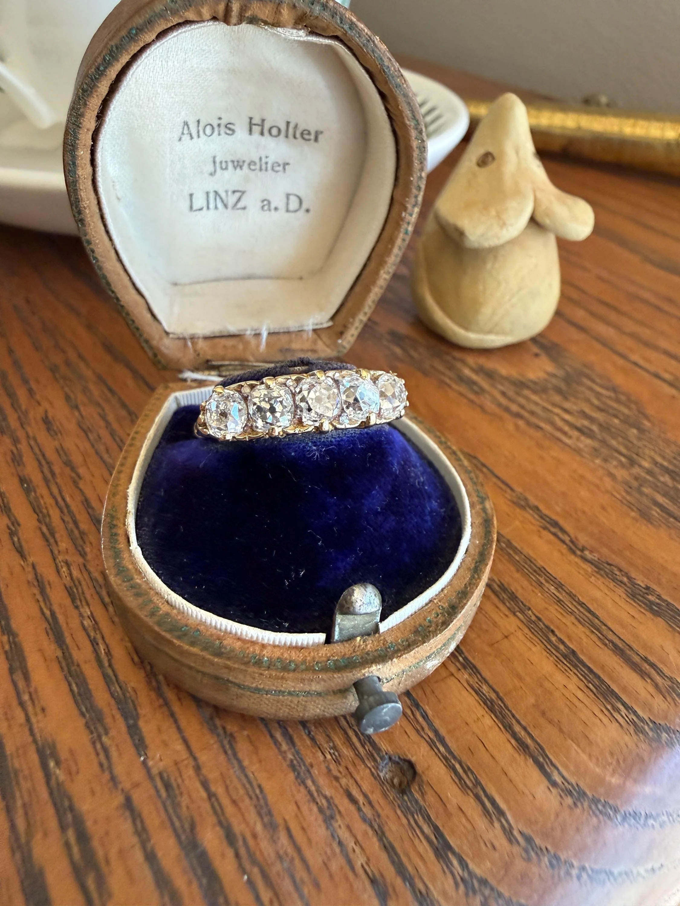 Victorian 2.25 Carats Antique Old Mine Cut Diamond Five Stone Ring 18k Gold Chunky Scrolled Ornate Band - Image 6