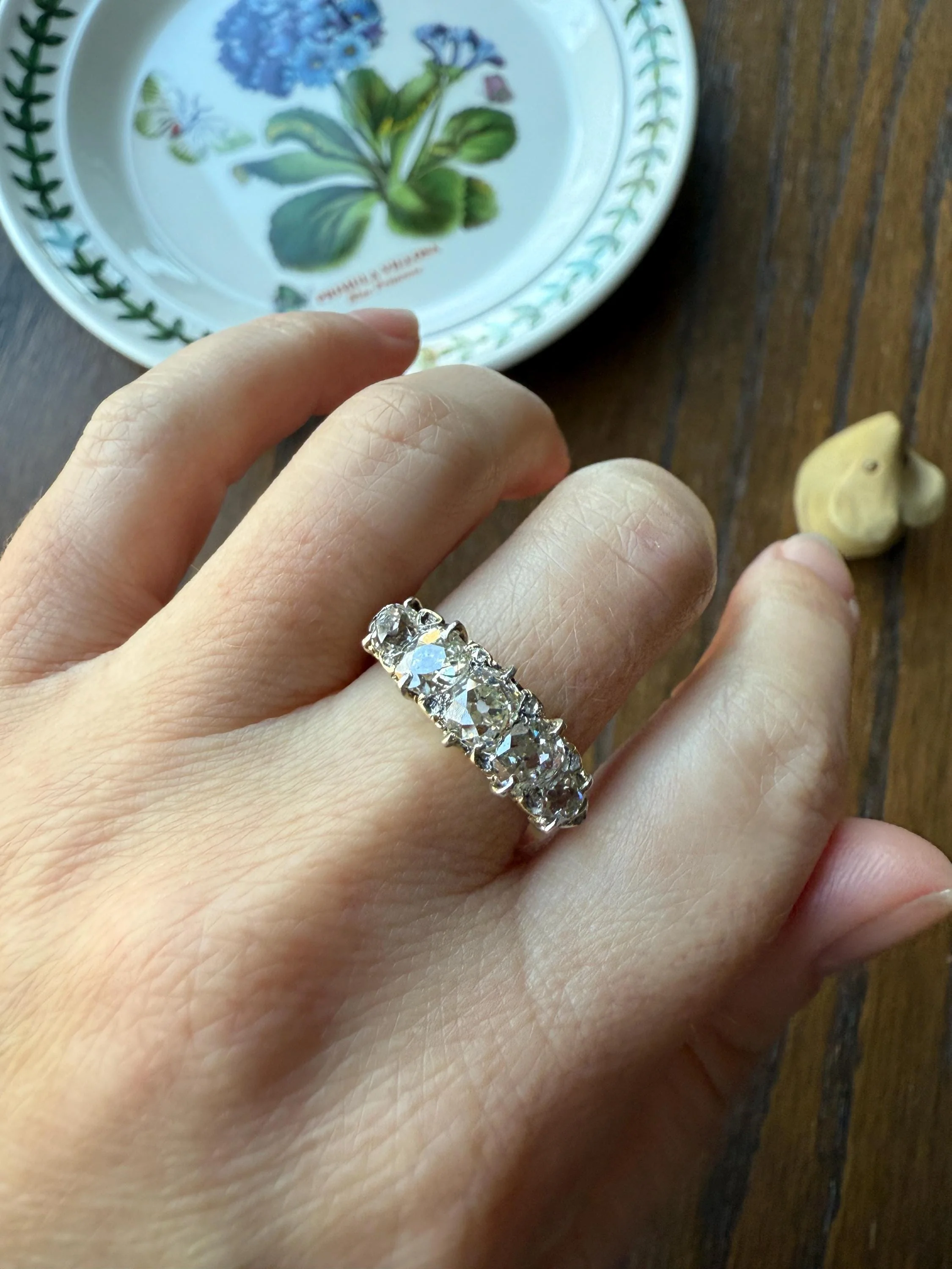 Victorian 2.75 Carats Antique Old Mine Cut Diamond Five Stone Ring Gemset Prong Spacers 18k Gold Rare Chunky Ornate Band - Image 4