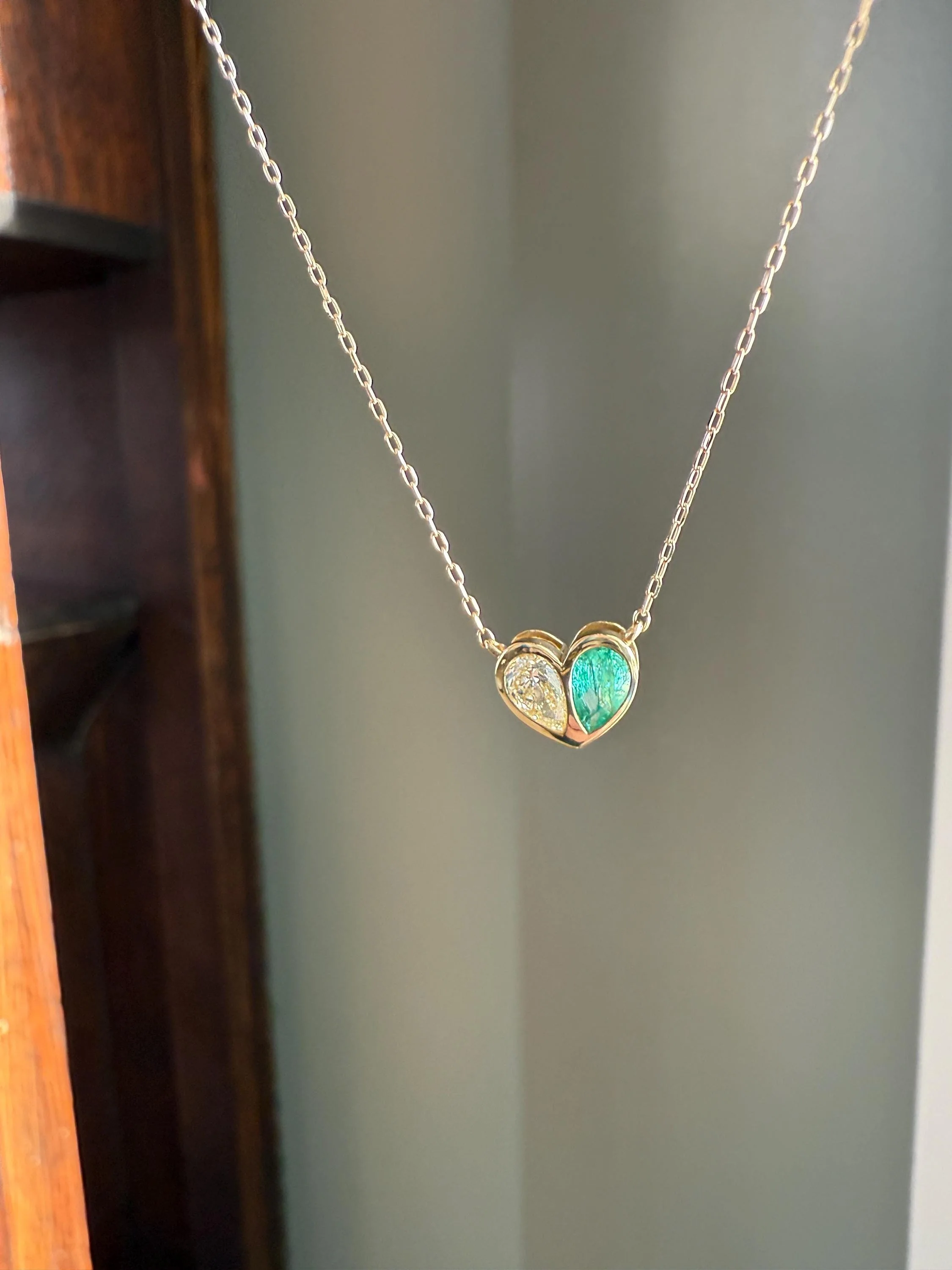 Vintage 18k Gold Fancy Light Yellow PEAR Diamond Natural EMERALD Heart Pendant Toi et Moi Necklace Green Figural Sparkle Fixed Chain - Image 12