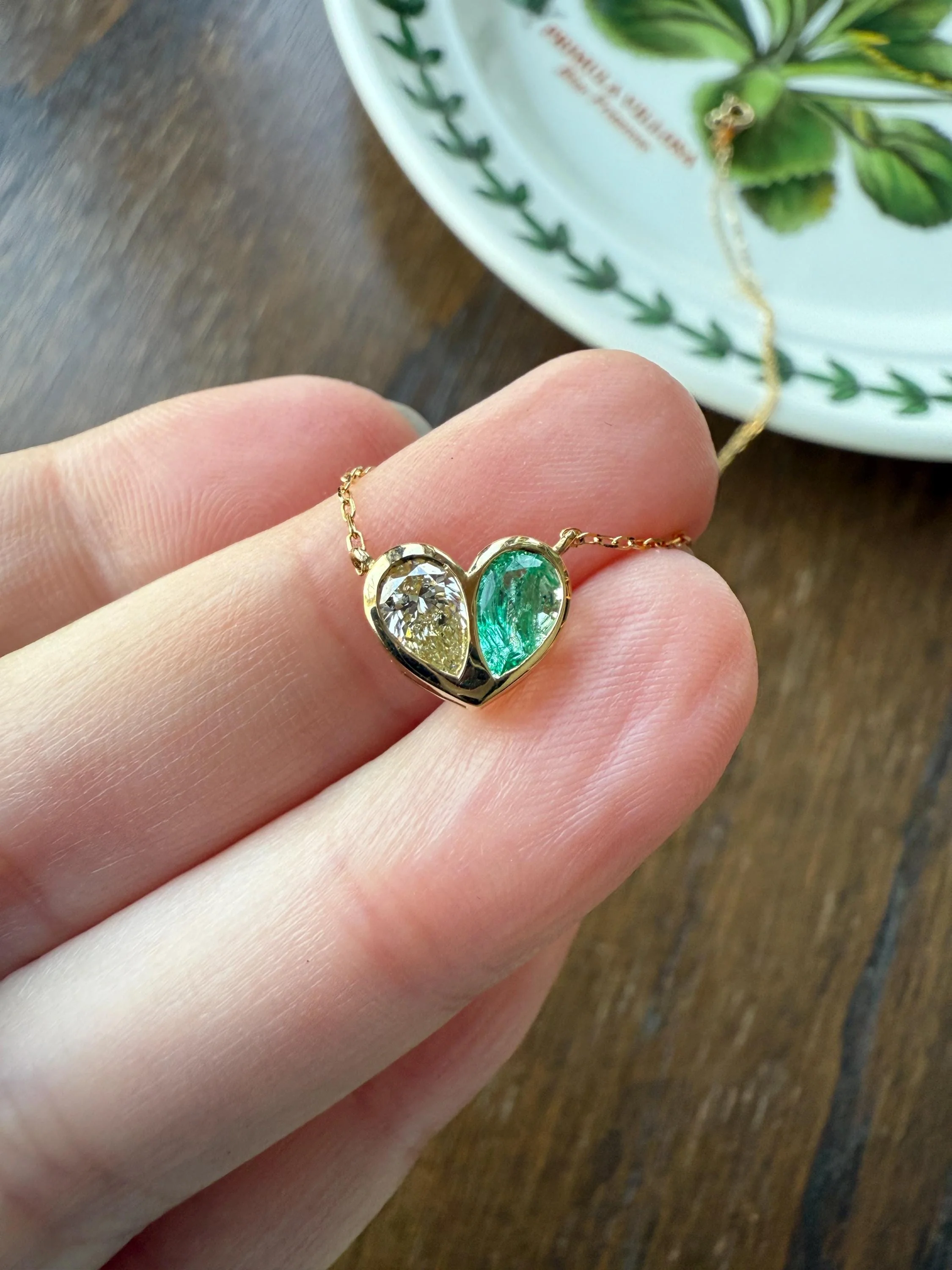 Vintage 18k Gold Fancy Light Yellow PEAR Diamond Natural EMERALD Heart Pendant Toi et Moi Necklace Green Figural Sparkle Fixed Chain - Image 4