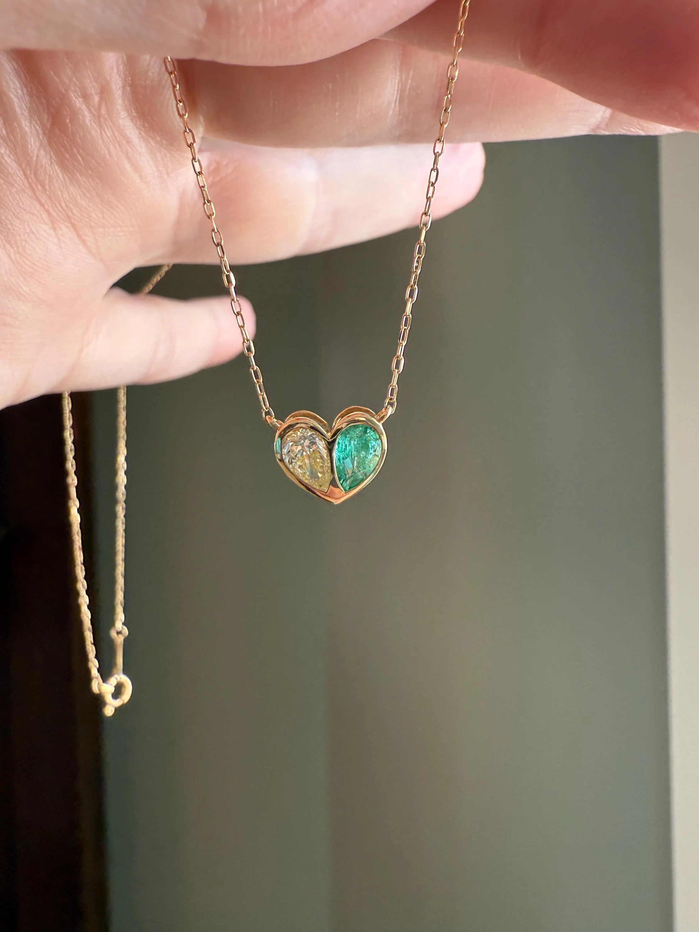 Vintage 18k Gold Fancy Light Yellow PEAR Diamond Natural EMERALD Heart Pendant Toi et Moi Necklace Green Figural Sparkle Fixed Chain - Image 5