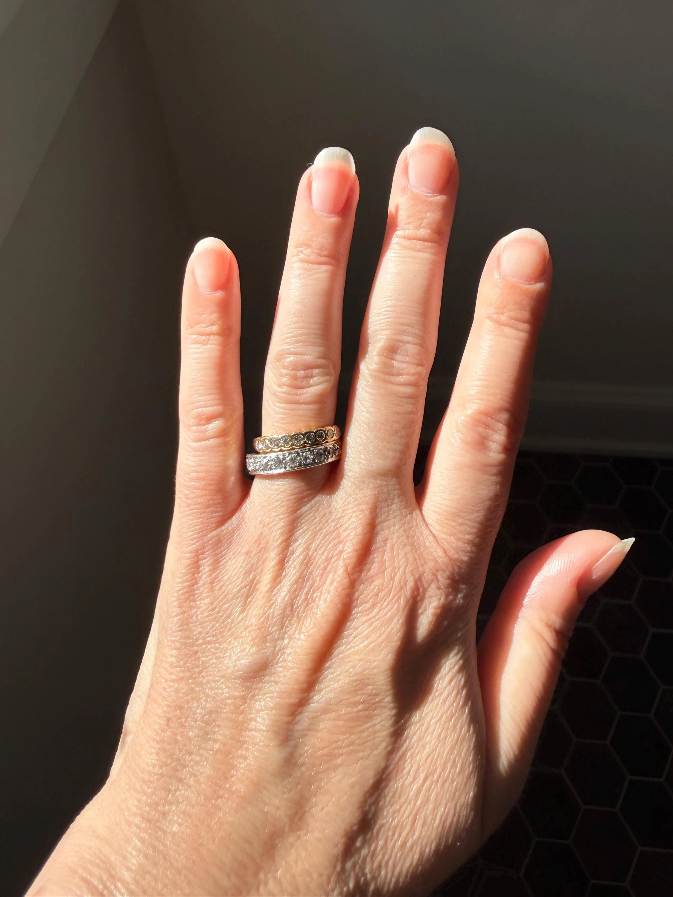 Vintage 18k Gold Nine Stone Diamond Wedding Skinny Band Minimalist Stacker Ring Scalloped Bezel Setting - Image 4