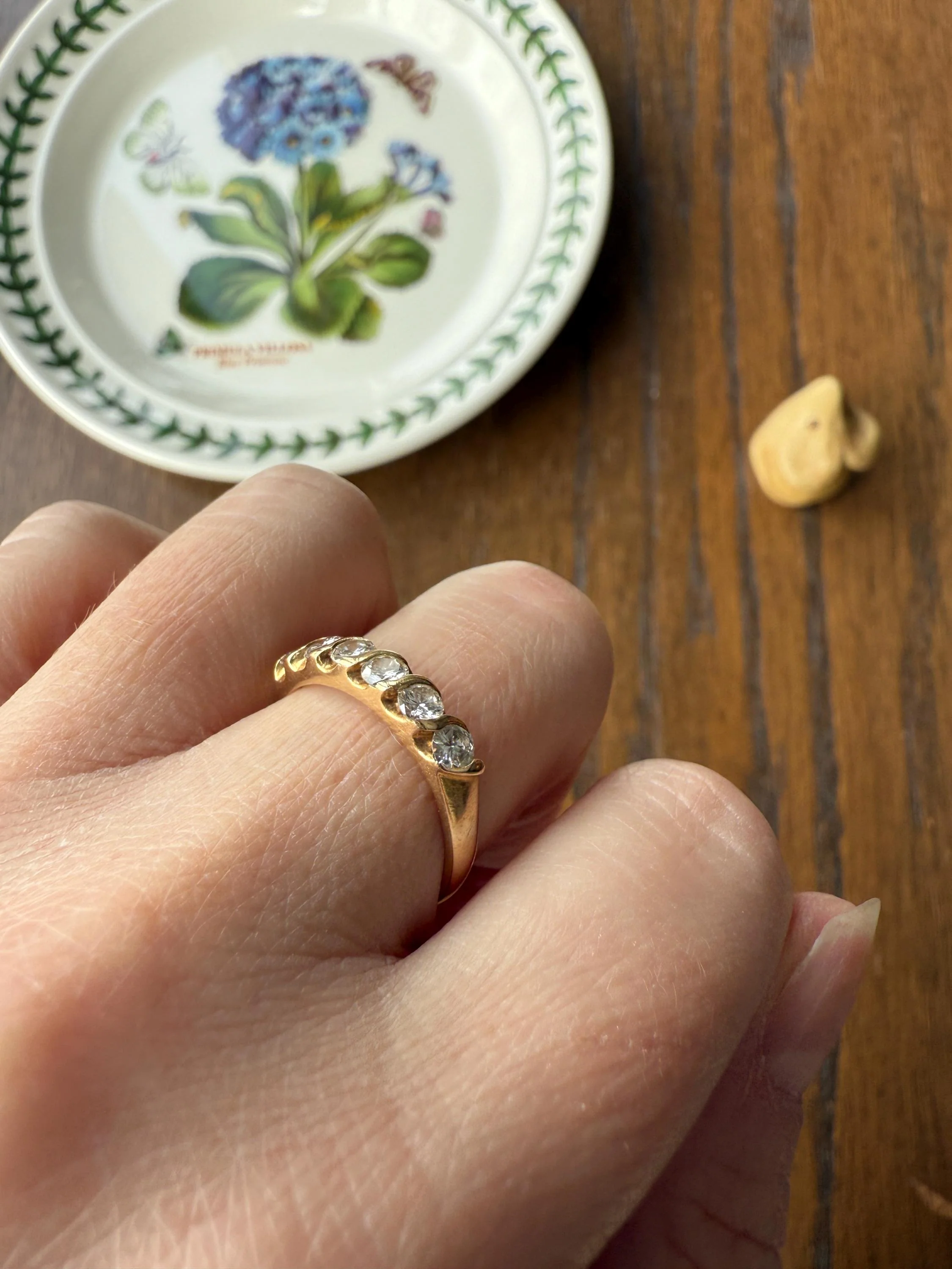 Vintage 18k Gold Solid Eye Clean .72 Carat Six Stone Older Brilliant Cut Diamond Stacker Band Ring Swirl Bezel - Image 3
