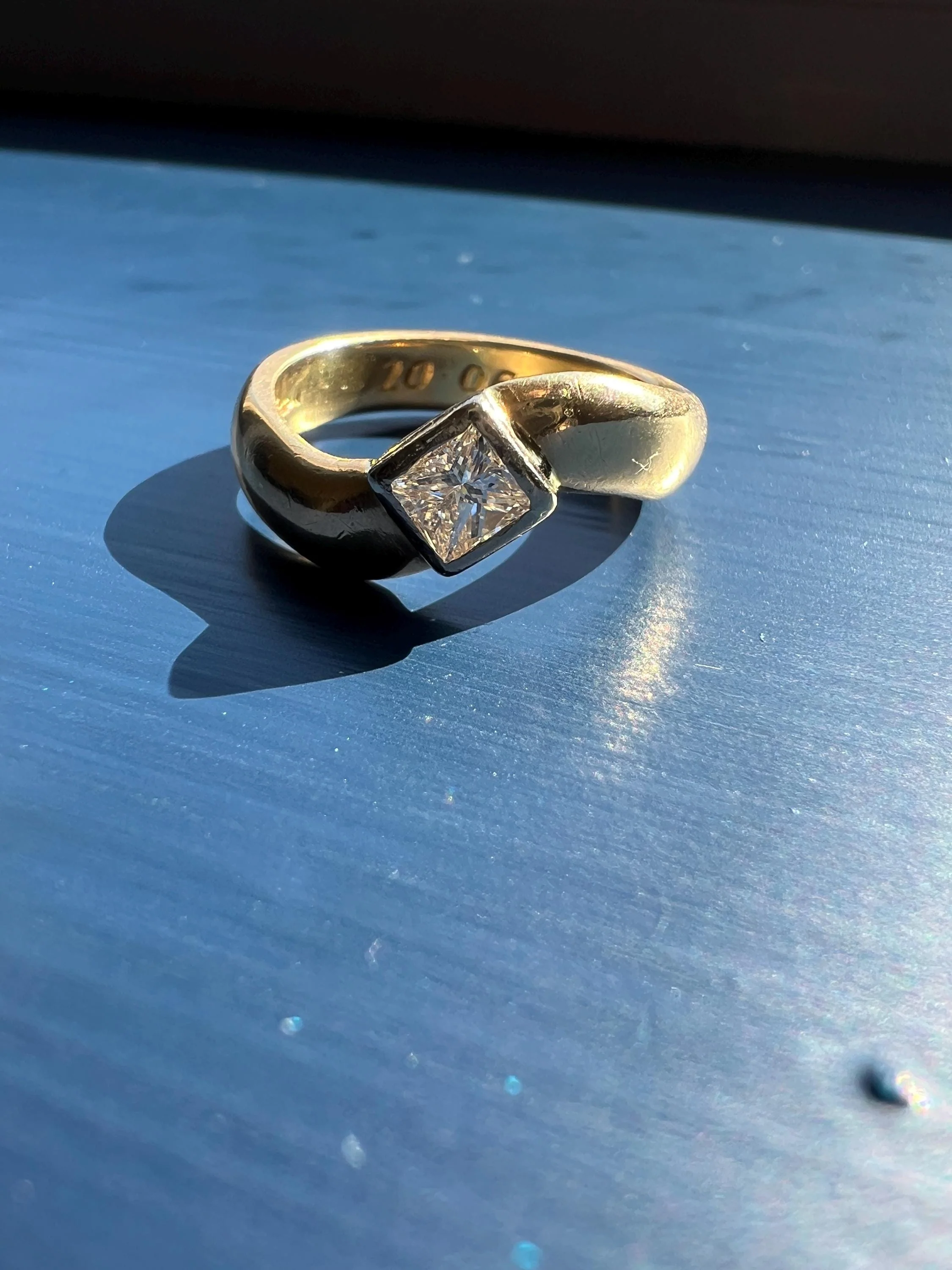Vintage PRINCESS Cut Diamond Eye Clean 18k Gold Heavy Swirl Bezel Set Stacker Band Chunky Wedding Ring Comfort Fit Dated - Image 3