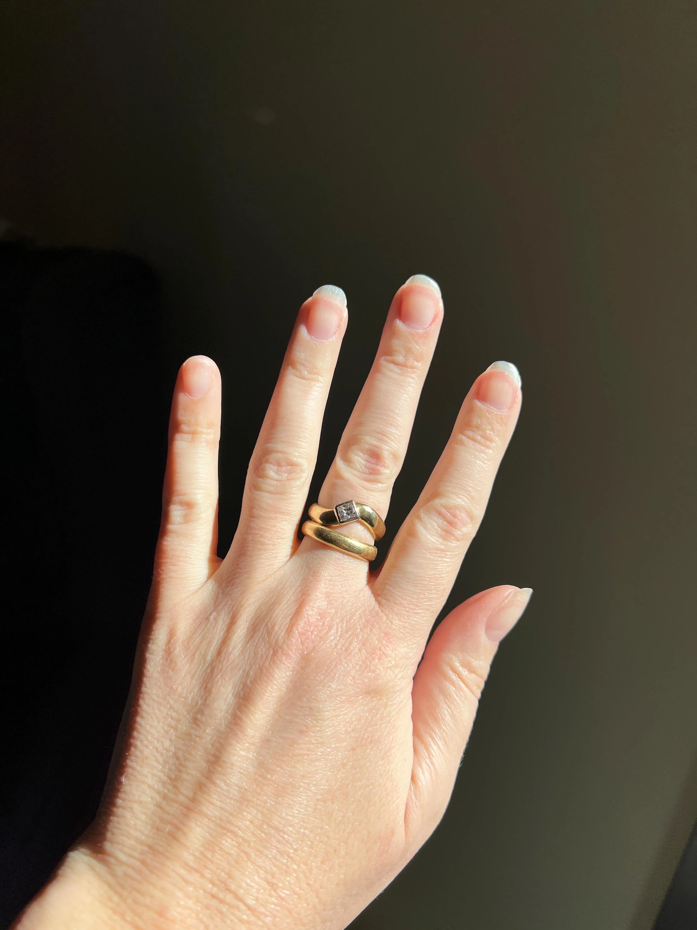 Vintage PRINCESS Cut Diamond Eye Clean 18k Gold Heavy Swirl Bezel Set Stacker Band Chunky Wedding Ring Comfort Fit Dated - Image 4