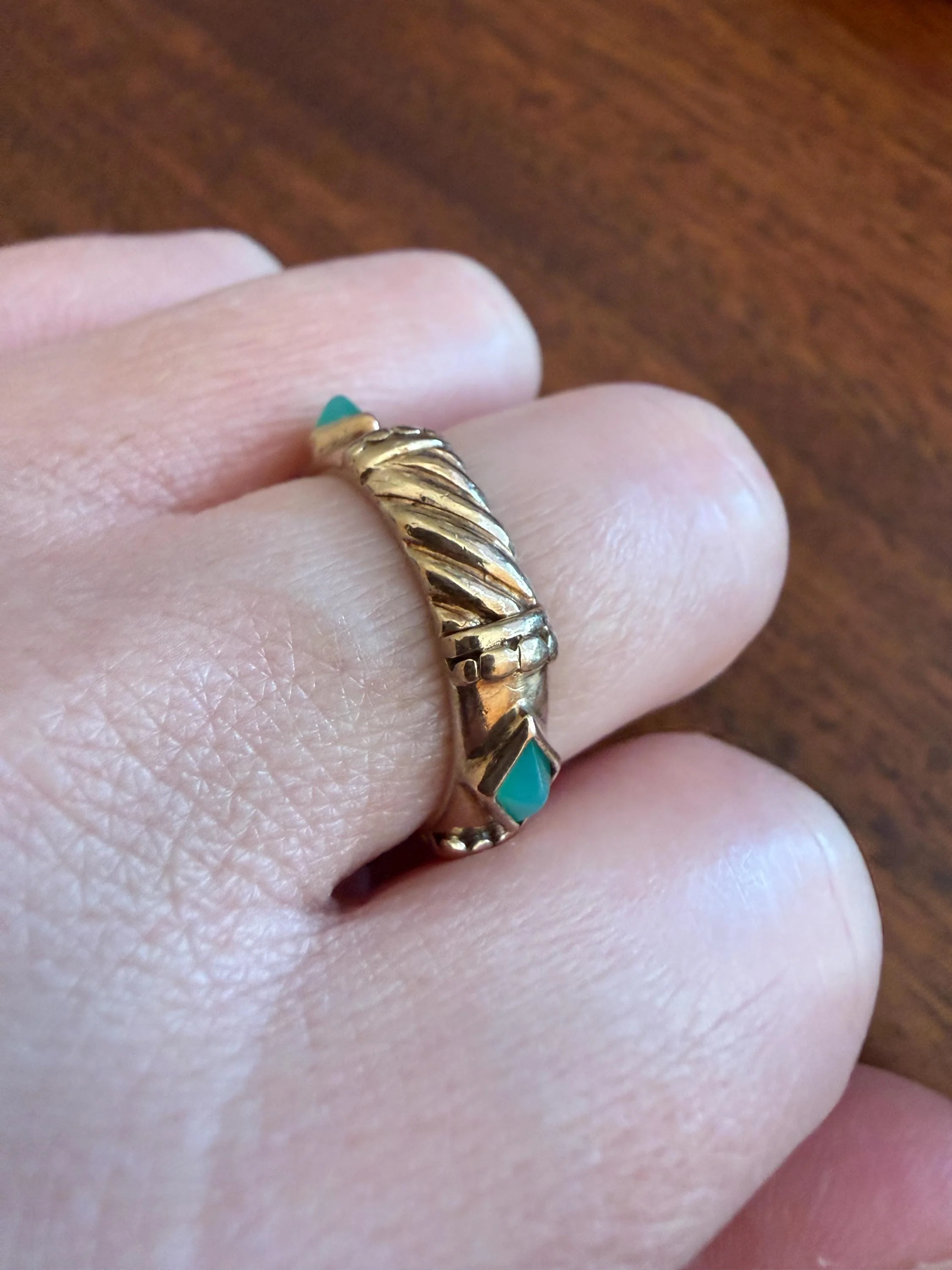 Vintage Pyramid Green Chalcedony Braid Rivet 3D Chunky Band 10k Gold Ring Retro Stacker Texture - Image 10