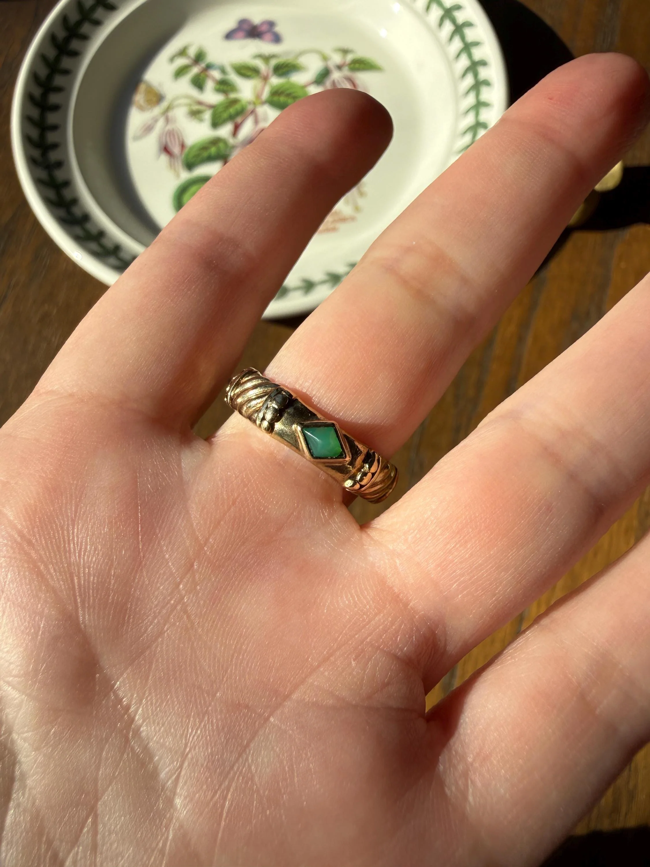 Vintage Pyramid Green Chalcedony Braid Rivet 3D Chunky Band 10k Gold Ring Retro Stacker Texture - Image 13