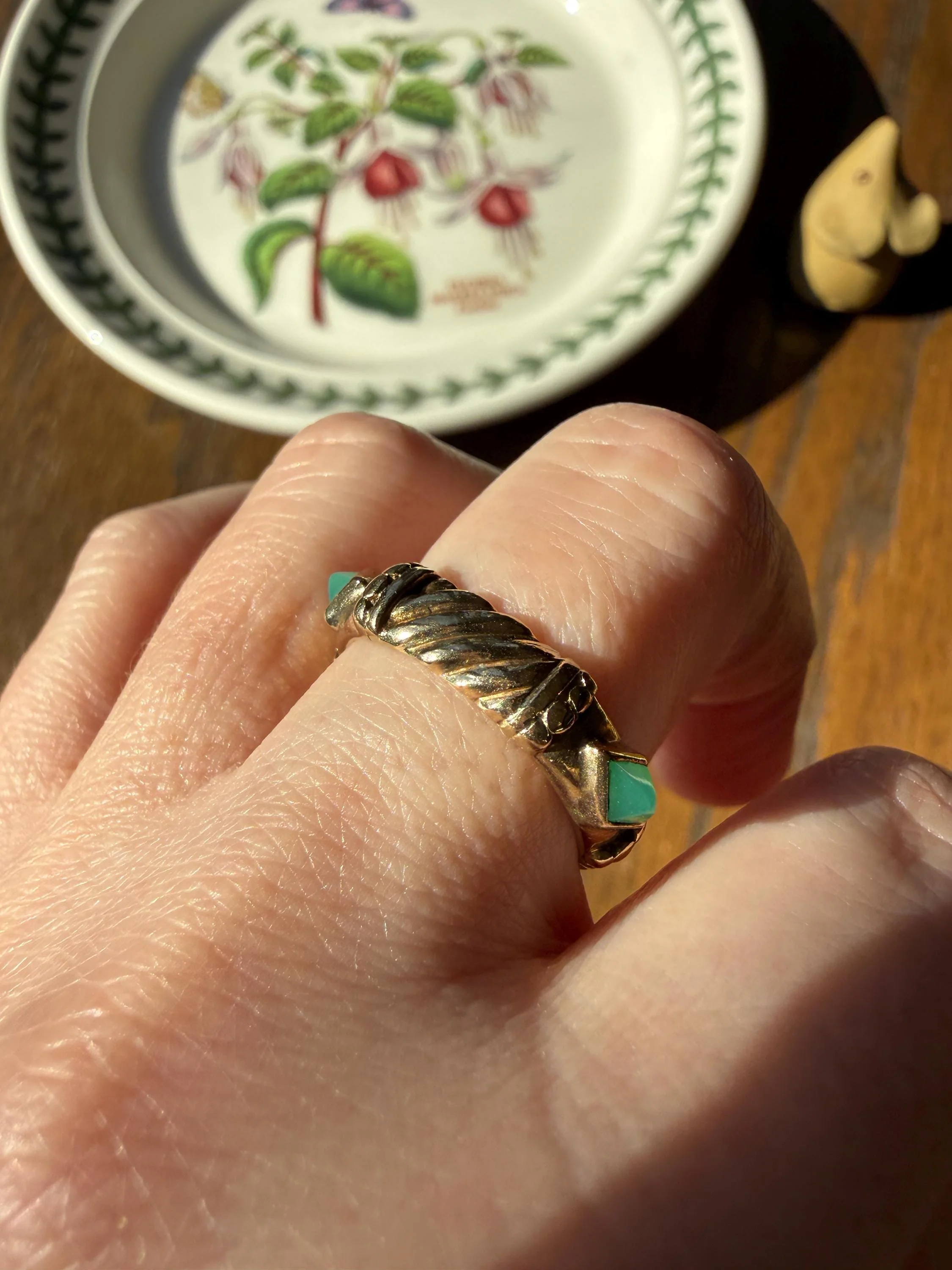 Vintage Pyramid Green Chalcedony Braid Rivet 3D Chunky Band 10k Gold Ring Retro Stacker Texture - Image 15