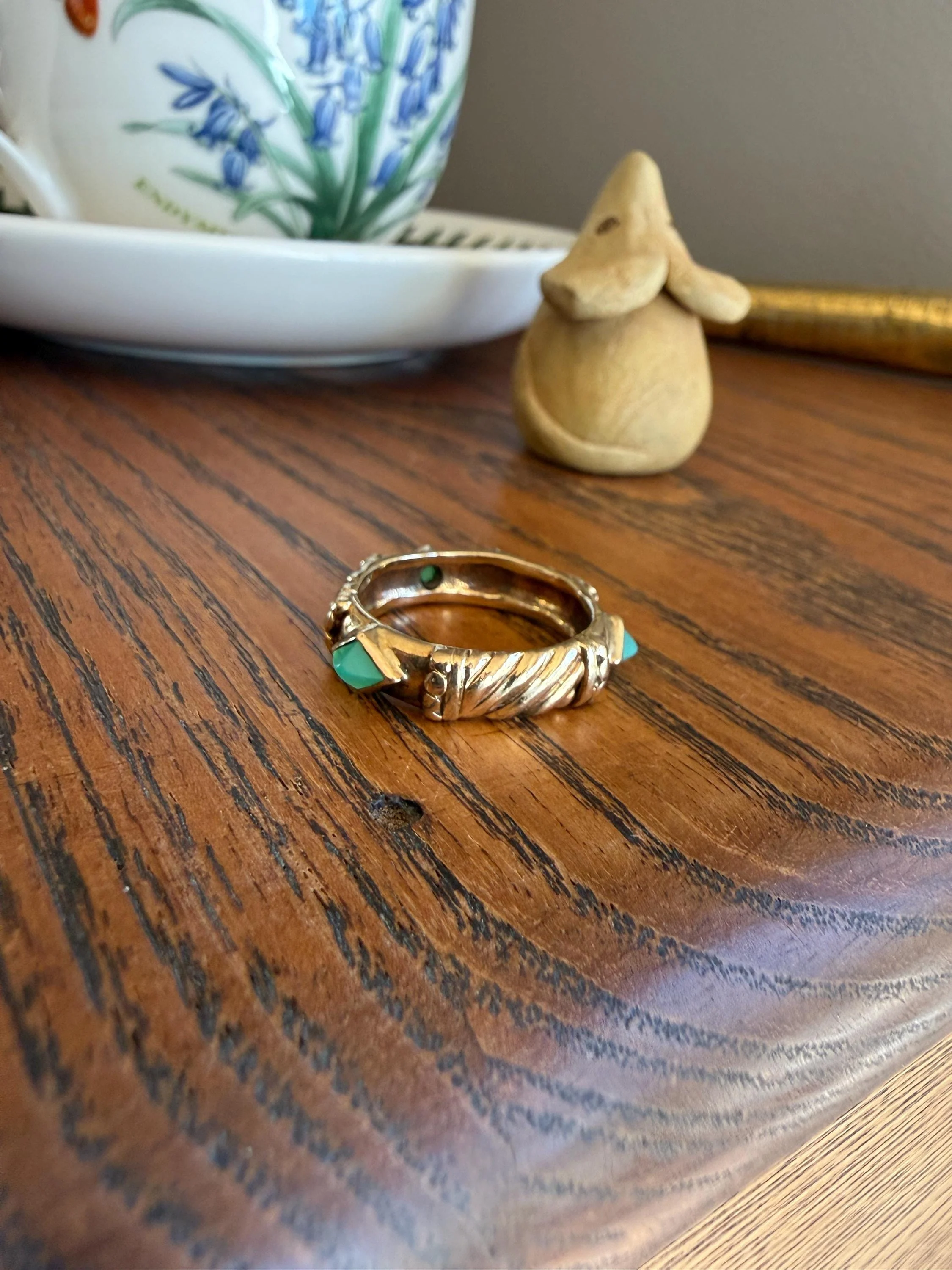 Vintage Pyramid Green Chalcedony Braid Rivet 3D Chunky Band 10k Gold Ring Retro Stacker Texture - Image 16