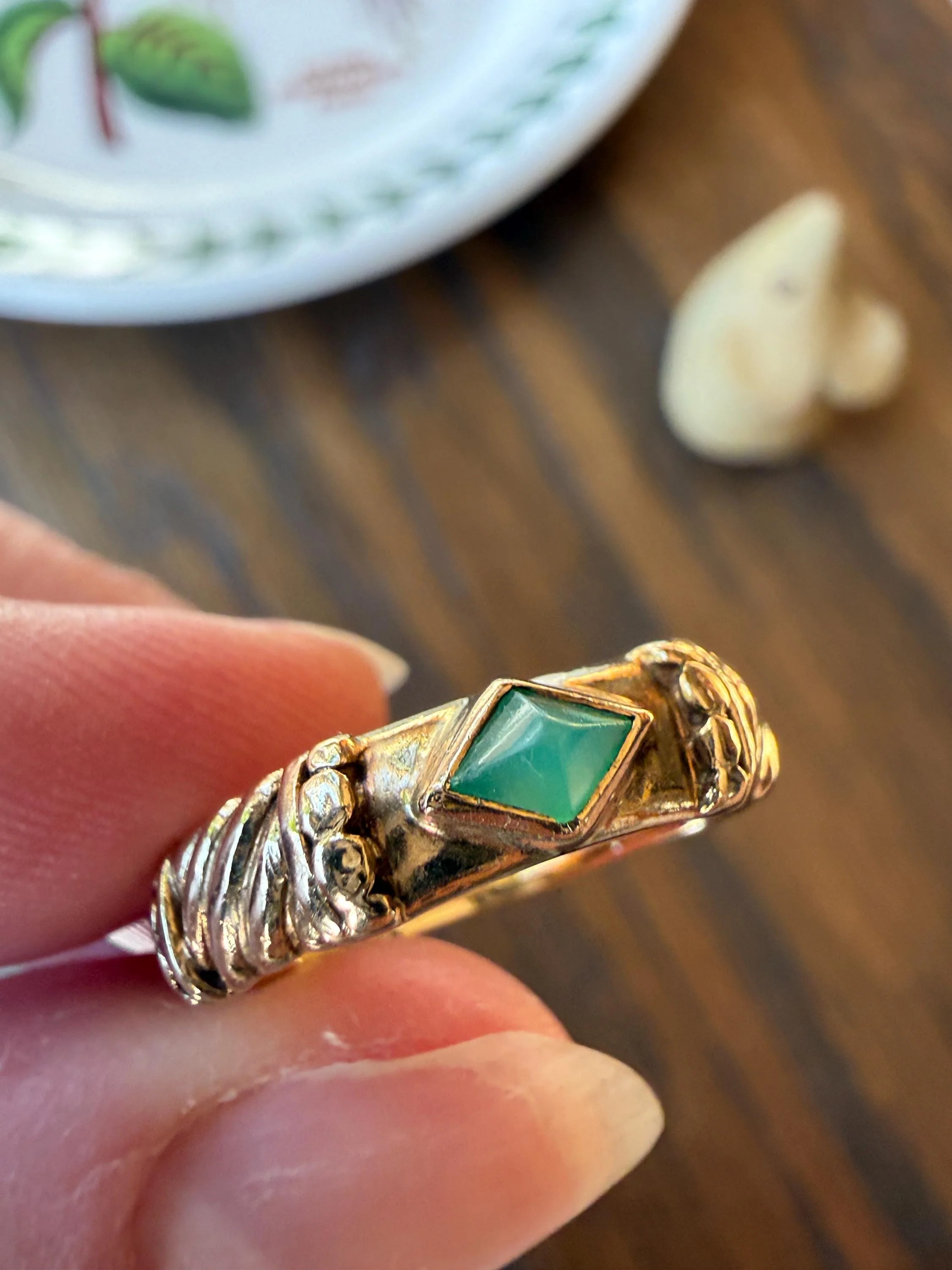 Vintage Pyramid Green Chalcedony Braid Rivet 3D Chunky Band 10k Gold Ring Retro Stacker Texture - Image 3
