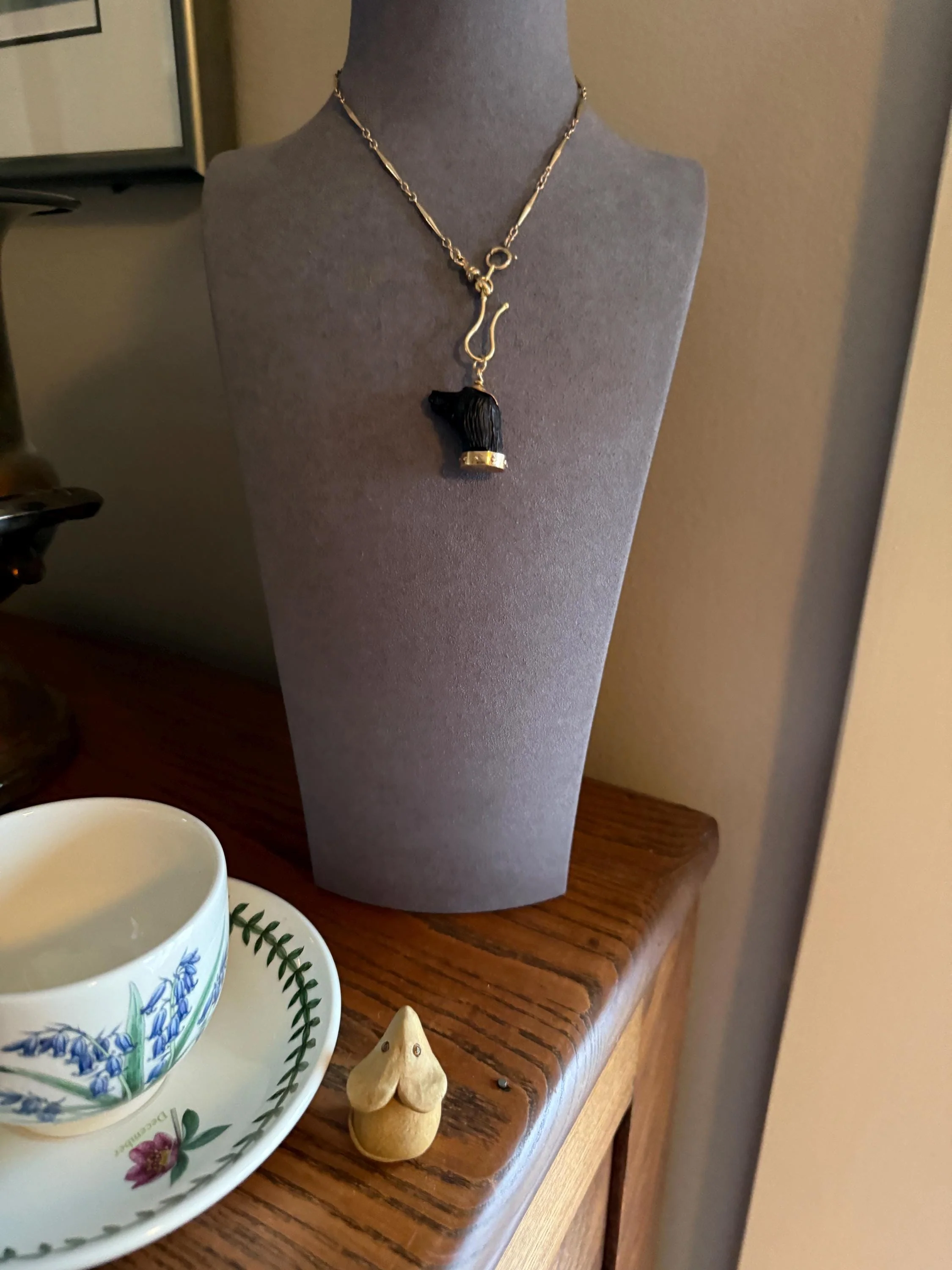 XL Victorian ANTIQUE Black Gutta Percha? 3D DOG Head Carved 18k Gold Ball Rivet Collar Figural Hunting Loyalty Hound Charm Pendant Fob - Image 9